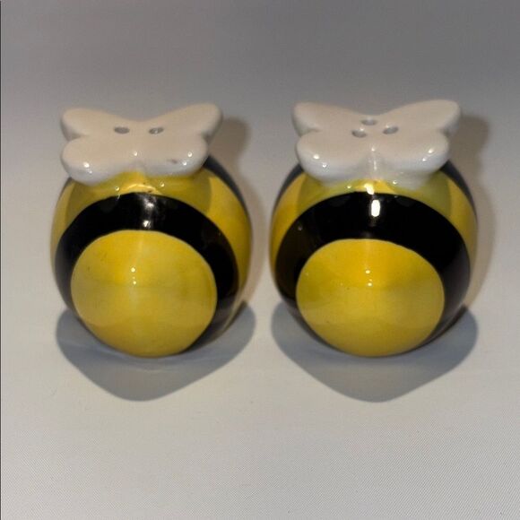 Ceramic bee salt, and pepper shakers - Picture 5 of 7